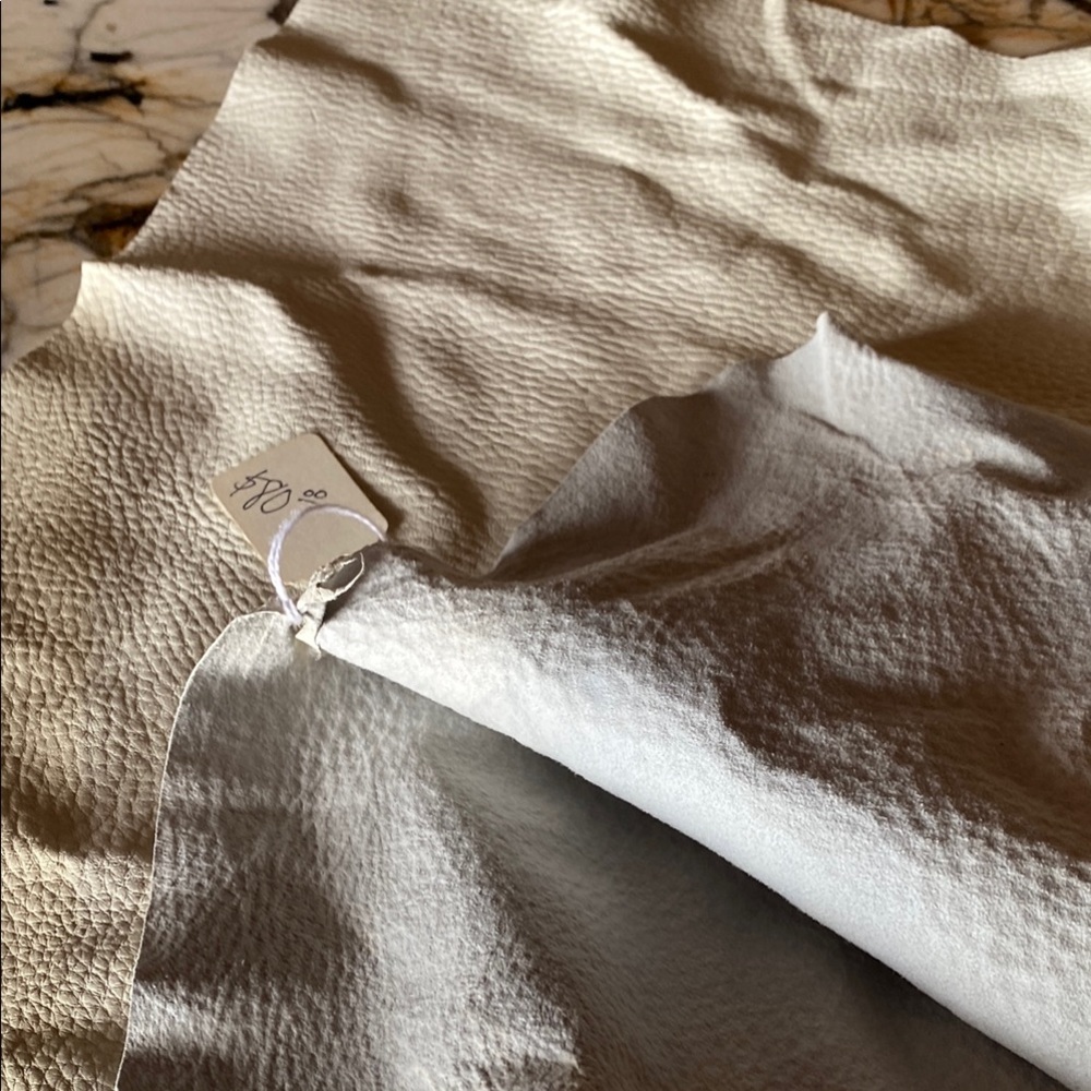 Luxurious textured cream colored sheepskin hide. - Picture 3 of 8